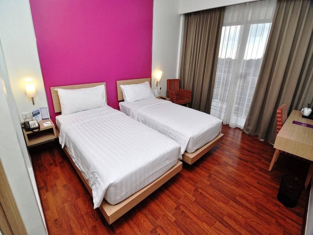 Quest Hotel Simpang Lima - Semarang By Aston Exterior photo
