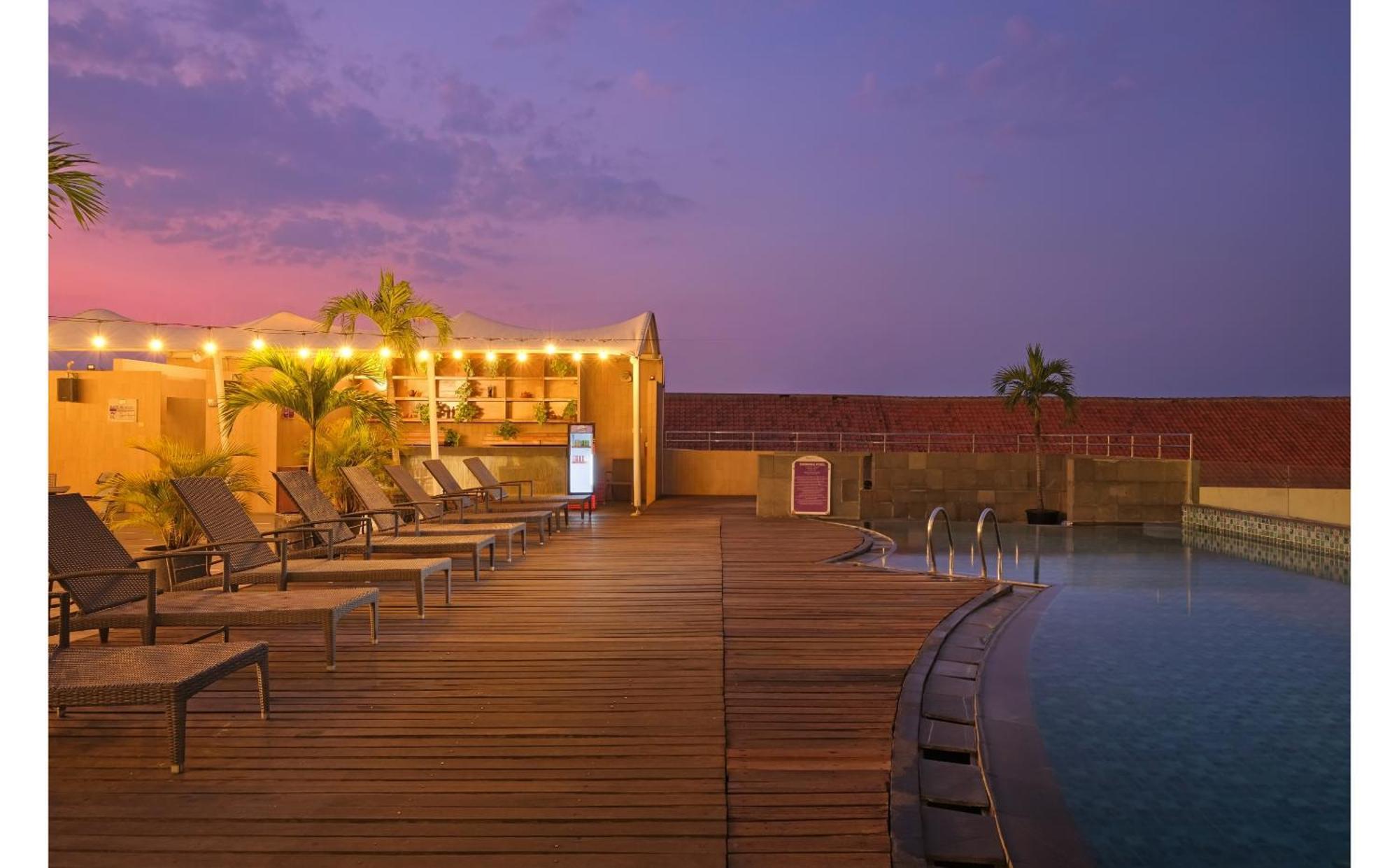 Quest Hotel Simpang Lima - Semarang By Aston Exterior photo