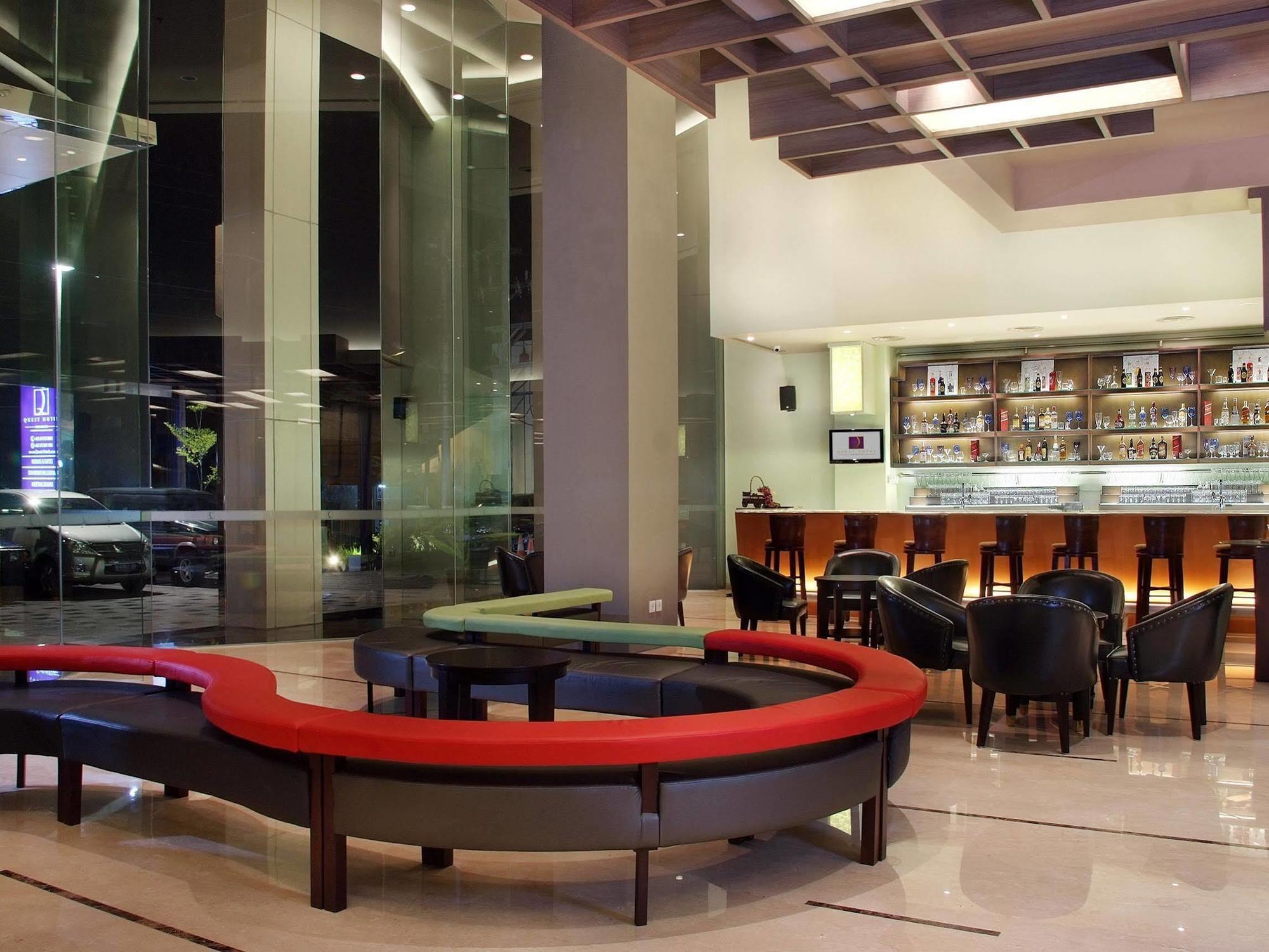 Quest Hotel Simpang Lima - Semarang By Aston Exterior photo